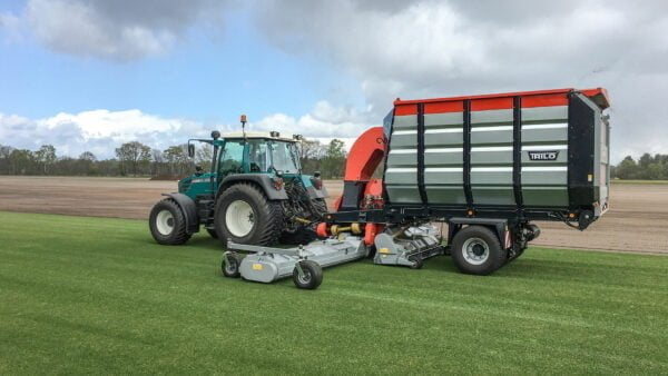 Vacuum sweeper wide-area sweeping and collecting grass clippings in one pass