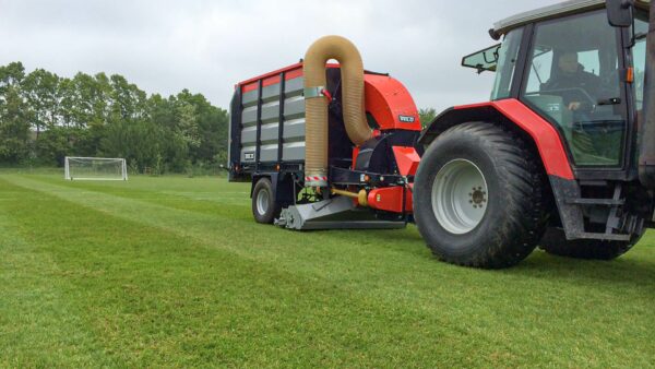 Vacuum trailer M10 is verticutting soccer field