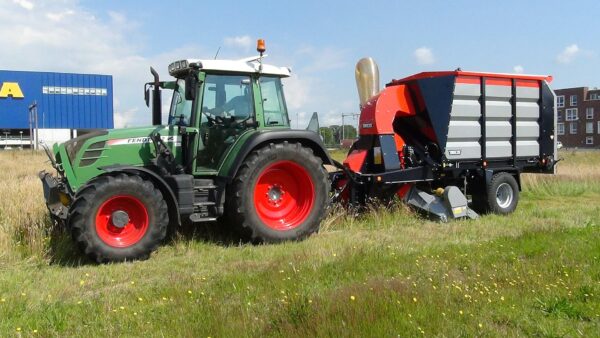 Vacuum trailer mowing and collecting in one pass