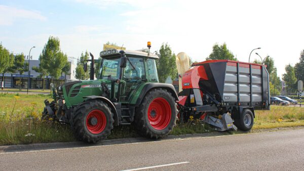 Vacuum trailer mowing verges