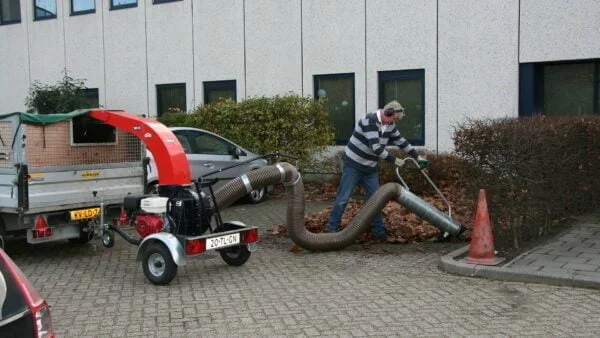 Debris loader TRILO SU40 removing debris from hard-to-get places
