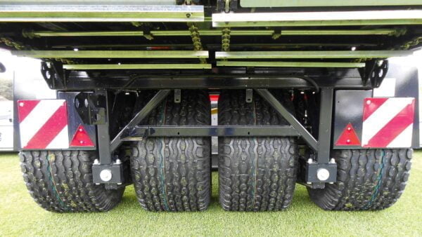 Vacuum trailers with four in line pendle axles