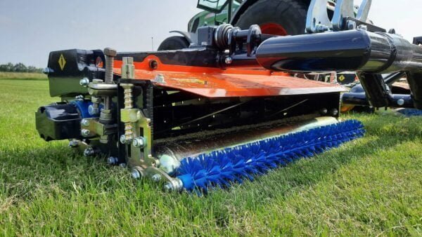 Reel mower R10 equipped with brushes to keep the rollers clean