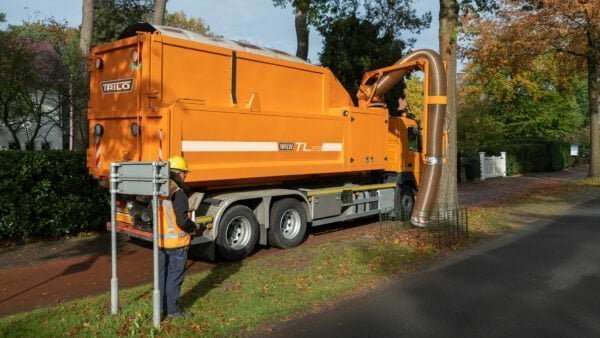 Vacuum containers TRILO TL collecting leaves or solid waste