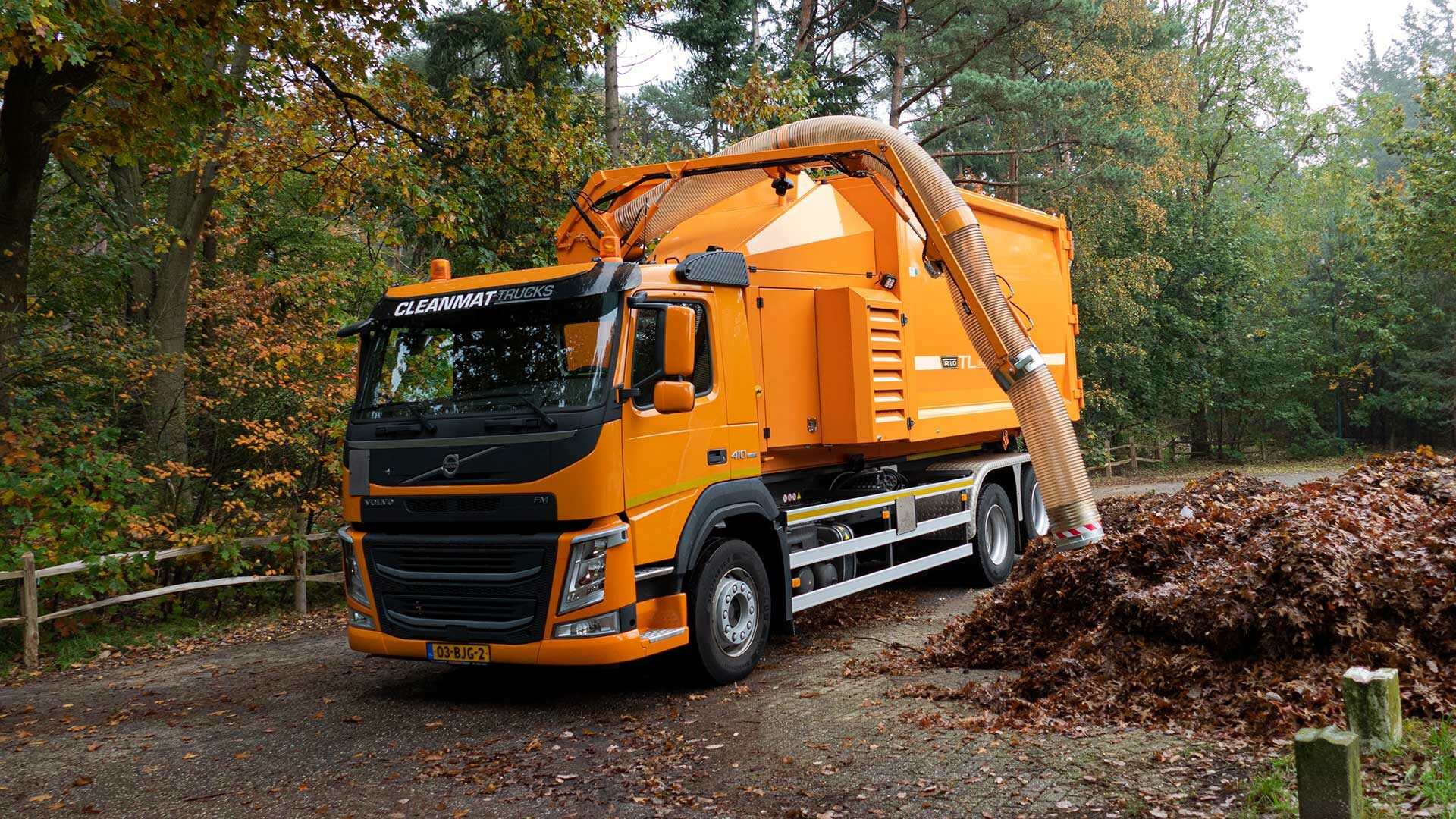 Vacuum containers TRILO TL working on the left side of the truck