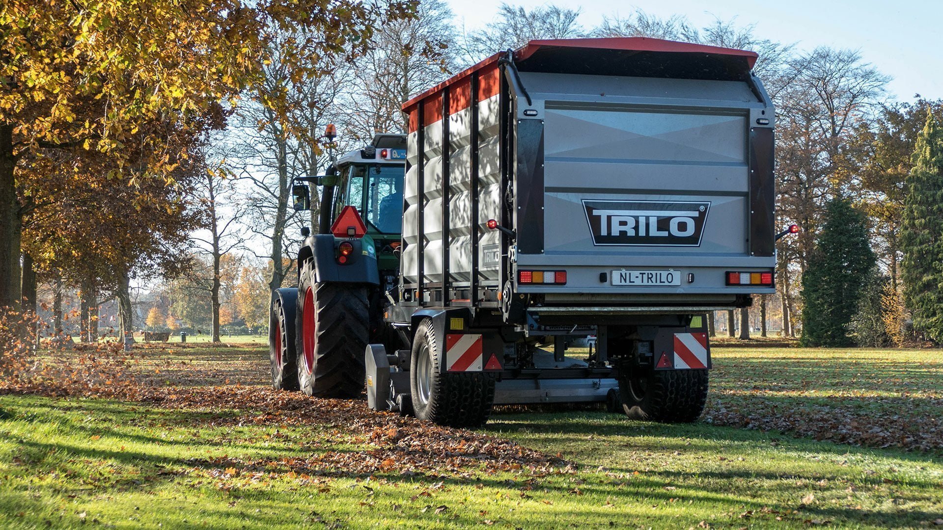 Vacuum trailer S10 sweeping and collecting leaves