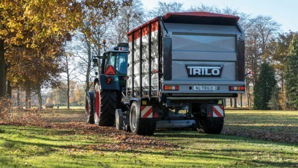 Vacuum trailer S10 sweeping and collecting leaves