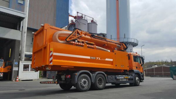 Vacoom container wit hook lift system for