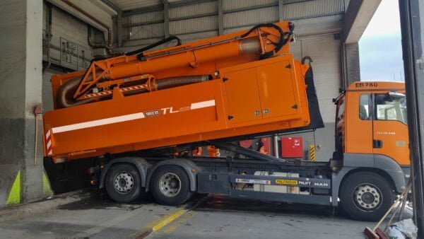 Vacuum containers TRILO T26 unloading