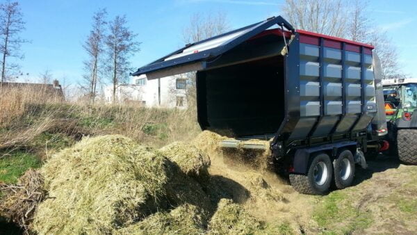 Vacuum trailer easy to unload with chain floor