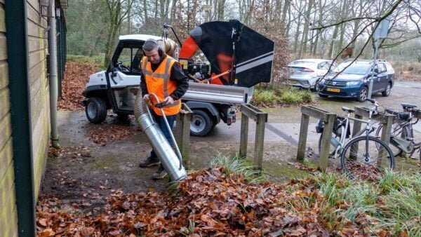 Debris loader TRILO T1 mounted on a Alke UTV