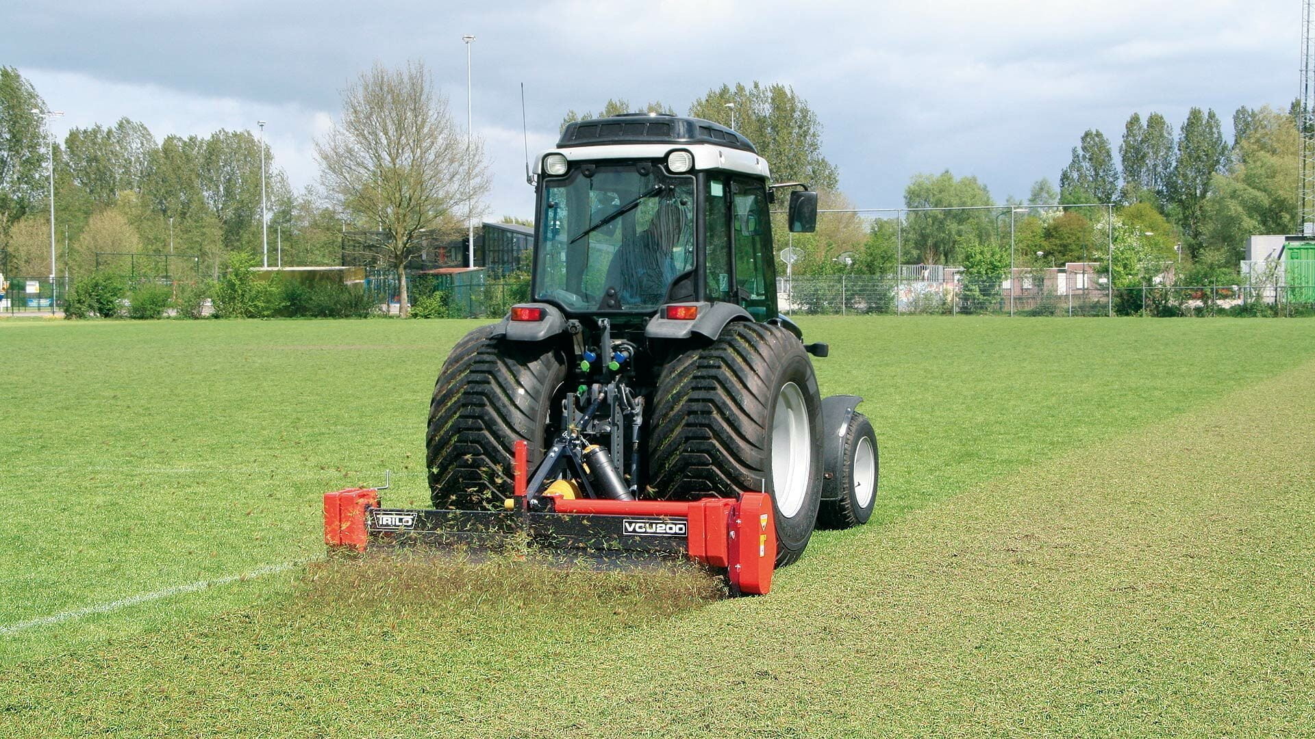 Verticuteermachine VCU200 met verticaal draaiende verticuteermessen in rijrichting