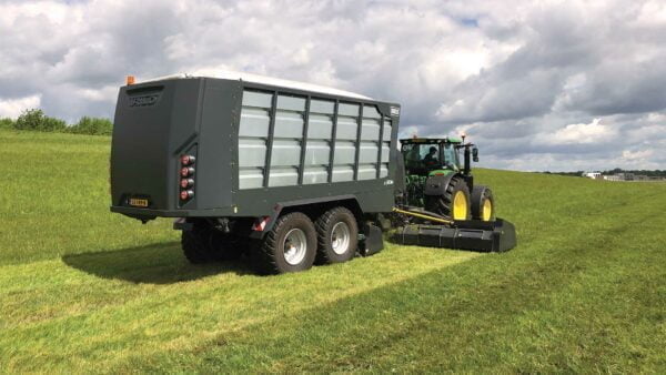 Vacuum mower with TRILO floating wings for airport mowing